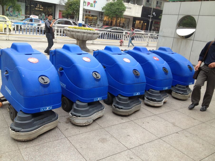 愛(ài)瑞特全自助洗地機(jī)亮相蕪湖步行街